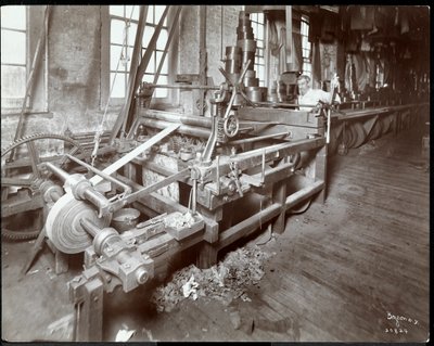 Vista interior de un hombre trabajando con cuero en la New York Leather Belting Co., Nueva York, 1906 de Byron Company